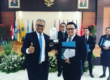 Program Studi Manajemen Bisnis Pariwisata menerima penghargaan Best Performance dari STP NHI Bandung
